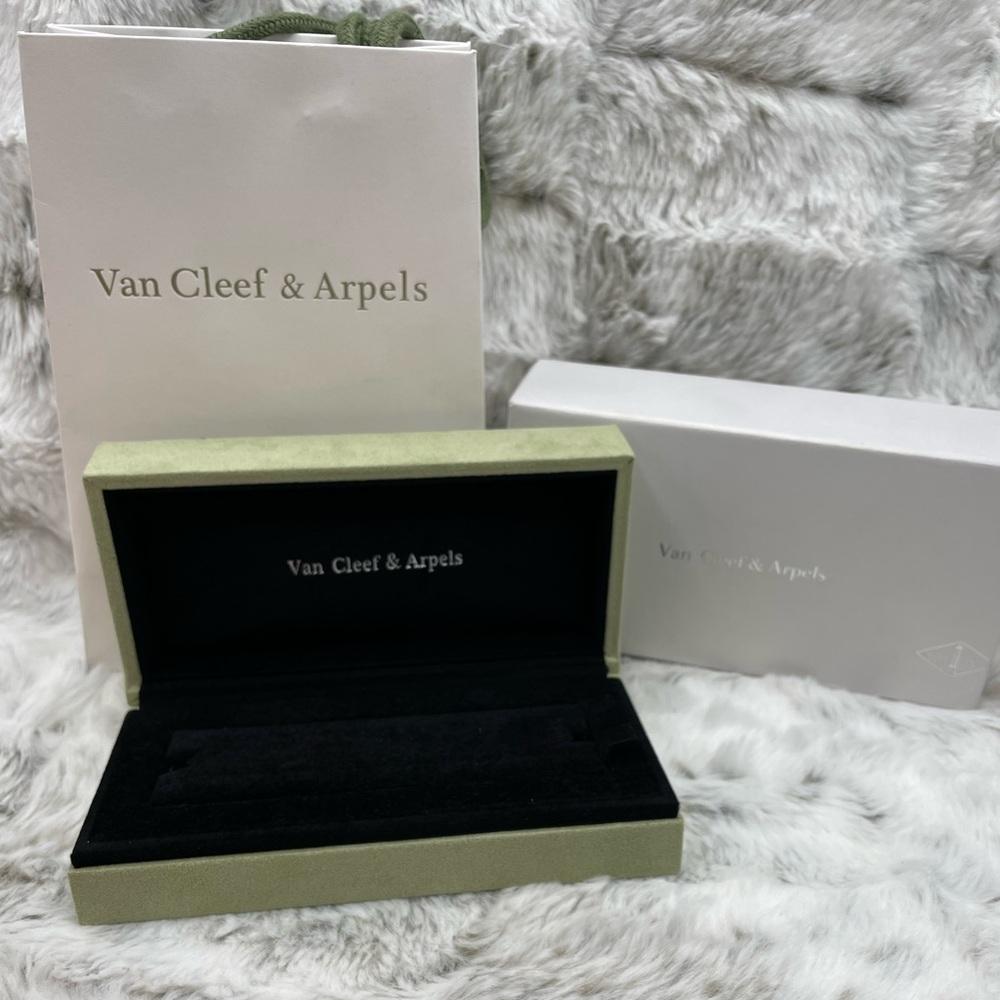 Van cleef and arpels braclet box